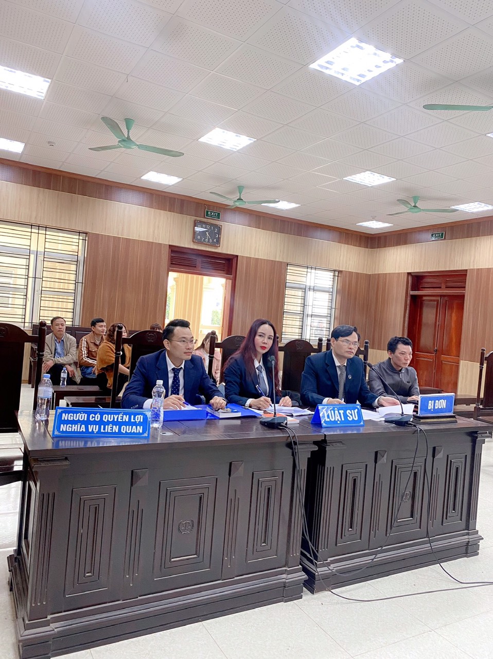 LUẬT SƯ DỰ PHIÊN TOÀ